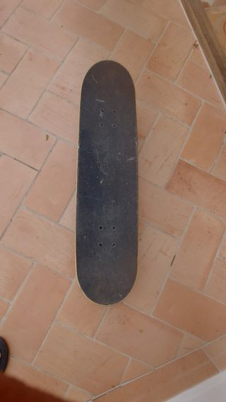 Skateboarding Oxelo con diseño de lobo