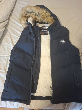 Chaqueta azul con capucha y pelo