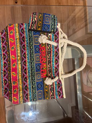 Bolso de playa multicolor con asas de cuerda