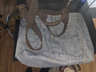 Bolso de mezclilla azul con asas marrones