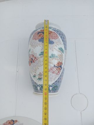 Jarrón y plato de porcelana japonesa
