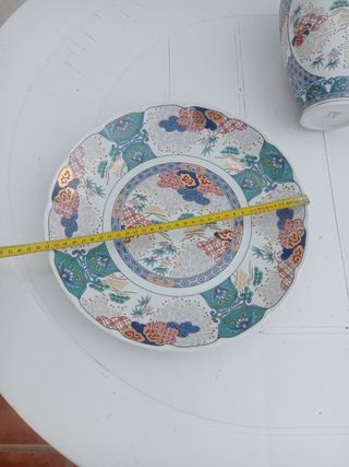 Jarrón y plato de porcelana japonesa
