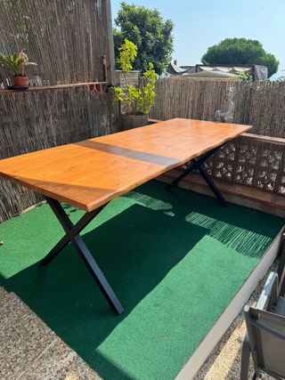 Mesa de comedor de madera rústica.