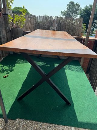 Mesa de comedor de madera rústica.