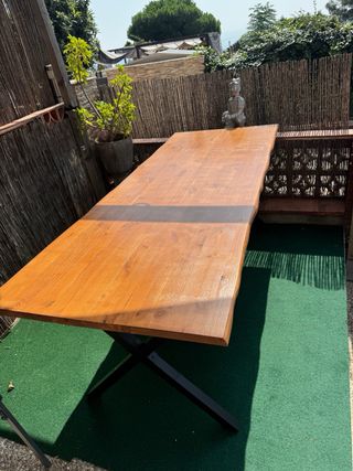 Mesa de comedor de madera rústica.