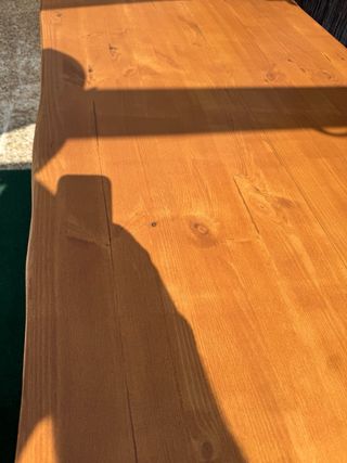 Mesa de comedor de madera rústica.