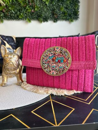 Bolso de mano rosa con adornos