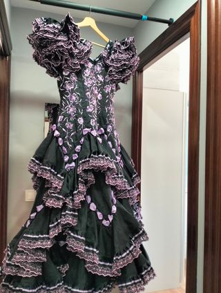 Vestido de flamenca negro, morado y rosa.