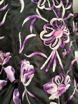 Vestido de flamenca negro, morado y rosa.