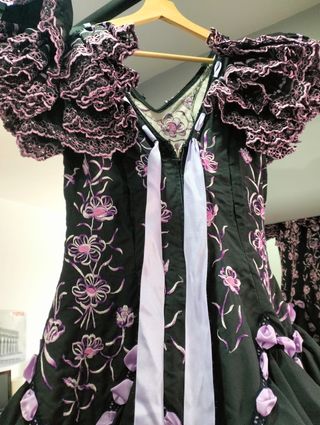 Vestido de flamenca negro, morado y rosa.