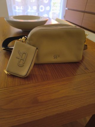 Bolso beige con cartera. Sin estrenar.
Piel