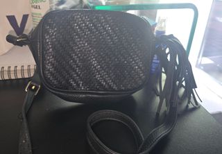 Bolso negro tejido con flecos