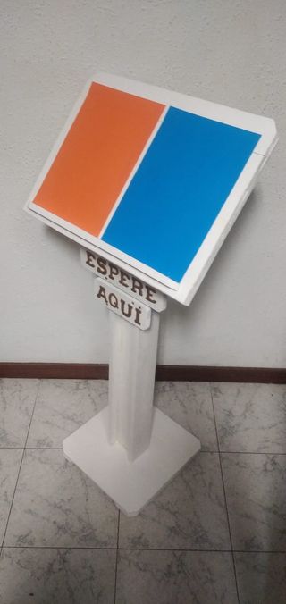 Atril portamenús hosteleria ESPERE AQUÍ blanco