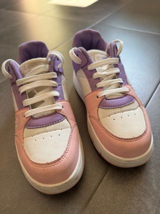 Deportivas con ruedas rosas y moradas