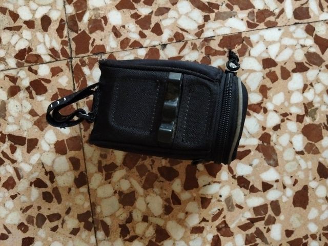 Bolsa porta herramientas bicicleta negra.