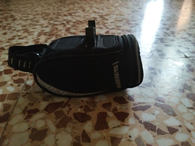 Bolsa porta herramientas bicicleta negra.