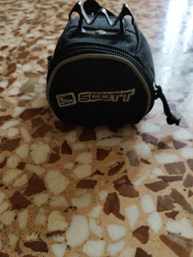 Bolsa porta herramientas bicicleta negra.