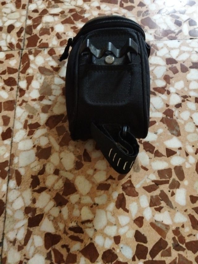 Bolsa porta herramientas bicicleta negra.