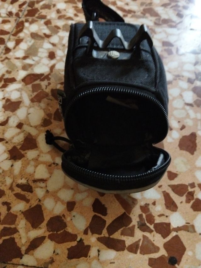 Bolsa porta herramientas bicicleta negra.