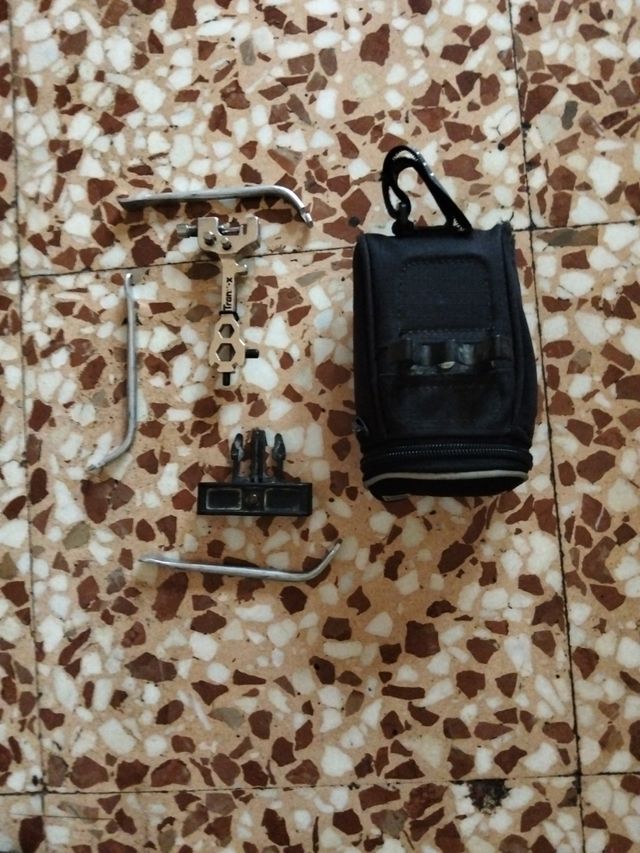 Bolsa porta herramientas bicicleta negra.