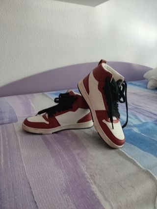 Zapatillas deportivas altas rojas y blancas