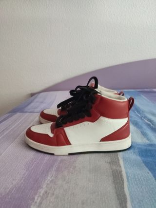 Zapatillas deportivas altas rojas y blancas