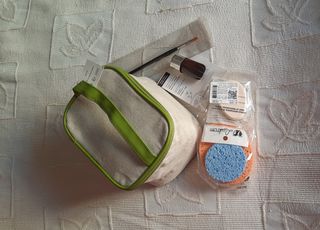 Neceser Yves Rocher con set de cosmética