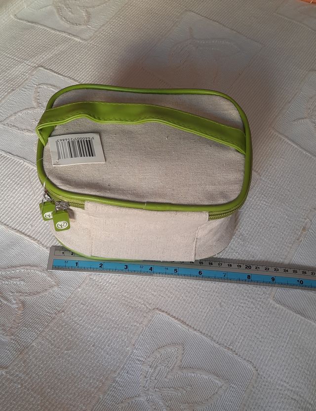 Neceser Yves Rocher con set de cosmética