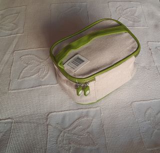 Neceser Yves Rocher con set de cosmética