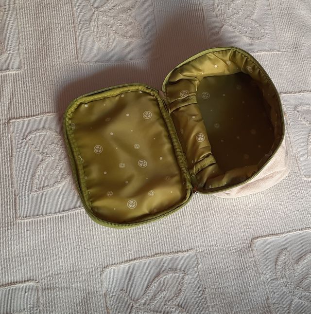 Neceser Yves Rocher con set de cosmética