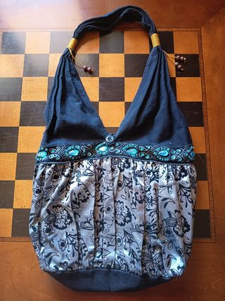 Bolso de tela amplio plateado y negro