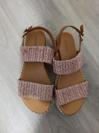 Sandalias planas rosa y beige