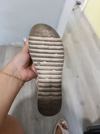 Sandalias planas rosa y beige