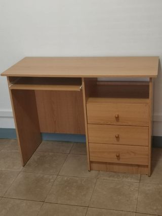 Scrivania in legno con cassetti
