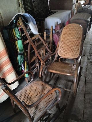 Mecedoras antiguas de madera y mimbre