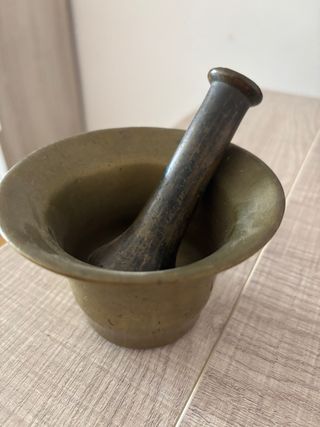 Mortero antiguo de bronce