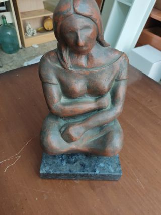 Figura de mujer sentada