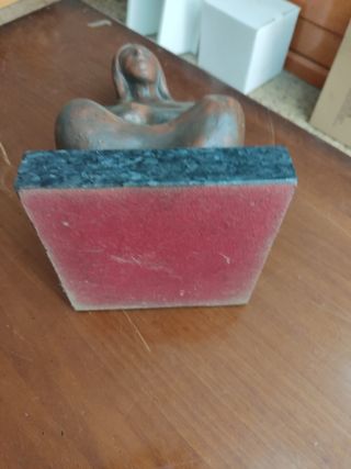 Figura de mujer sentada