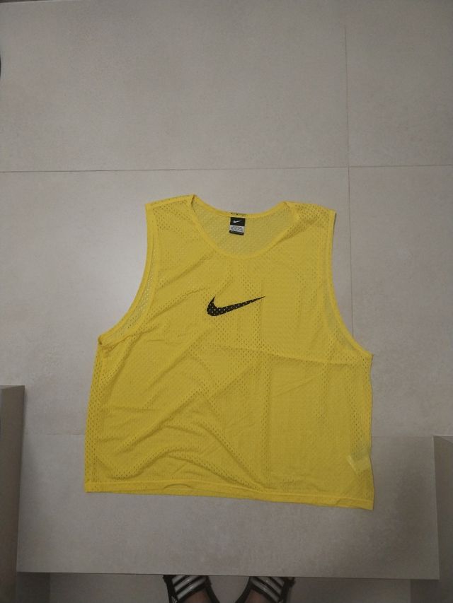 Peto entrenamiento adulto Nike amarillo