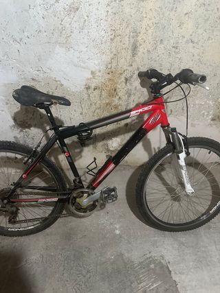 Bicicleta de montaña roja y negra