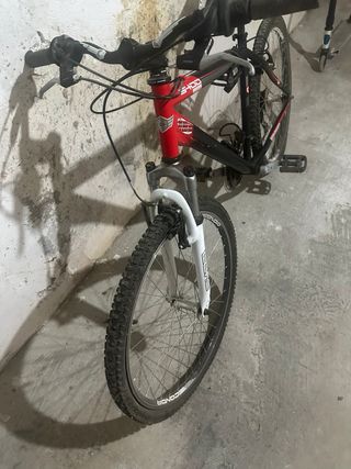 Bicicleta de montaña roja y negra