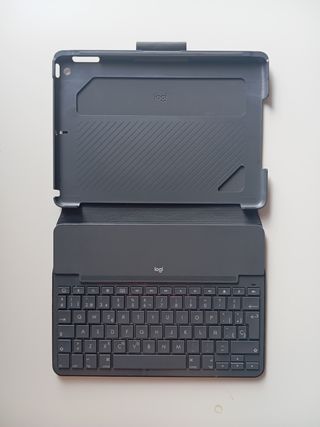 Funda con teclado integrado para tablet.
