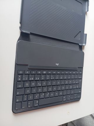 Funda con teclado integrado para tablet.