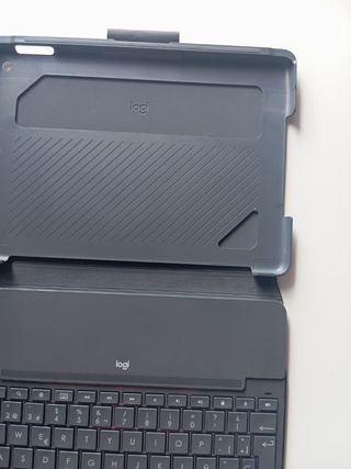 Funda con teclado integrado para tablet.