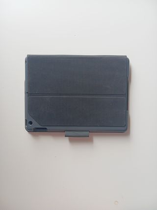 Funda con teclado integrado para tablet.