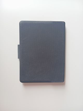 Funda con teclado integrado para tablet.