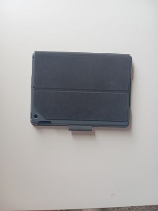 Funda con teclado integrado para tablet.