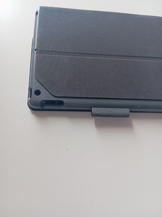 Funda con teclado integrado para tablet.