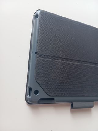 Funda con teclado integrado para tablet.