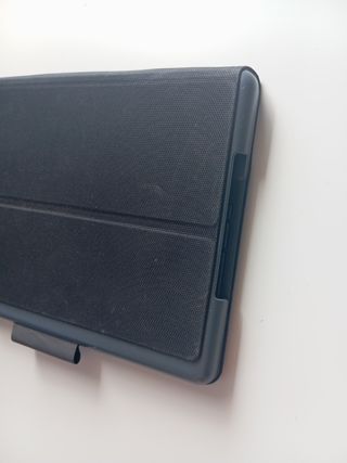 Funda con teclado integrado para tablet.